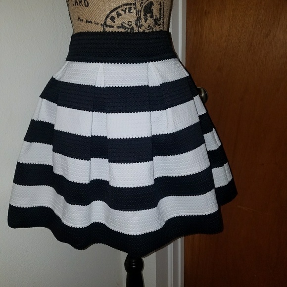Express Dresses & Skirts - 💥NWOT Express Black & White Striped Full Skirt